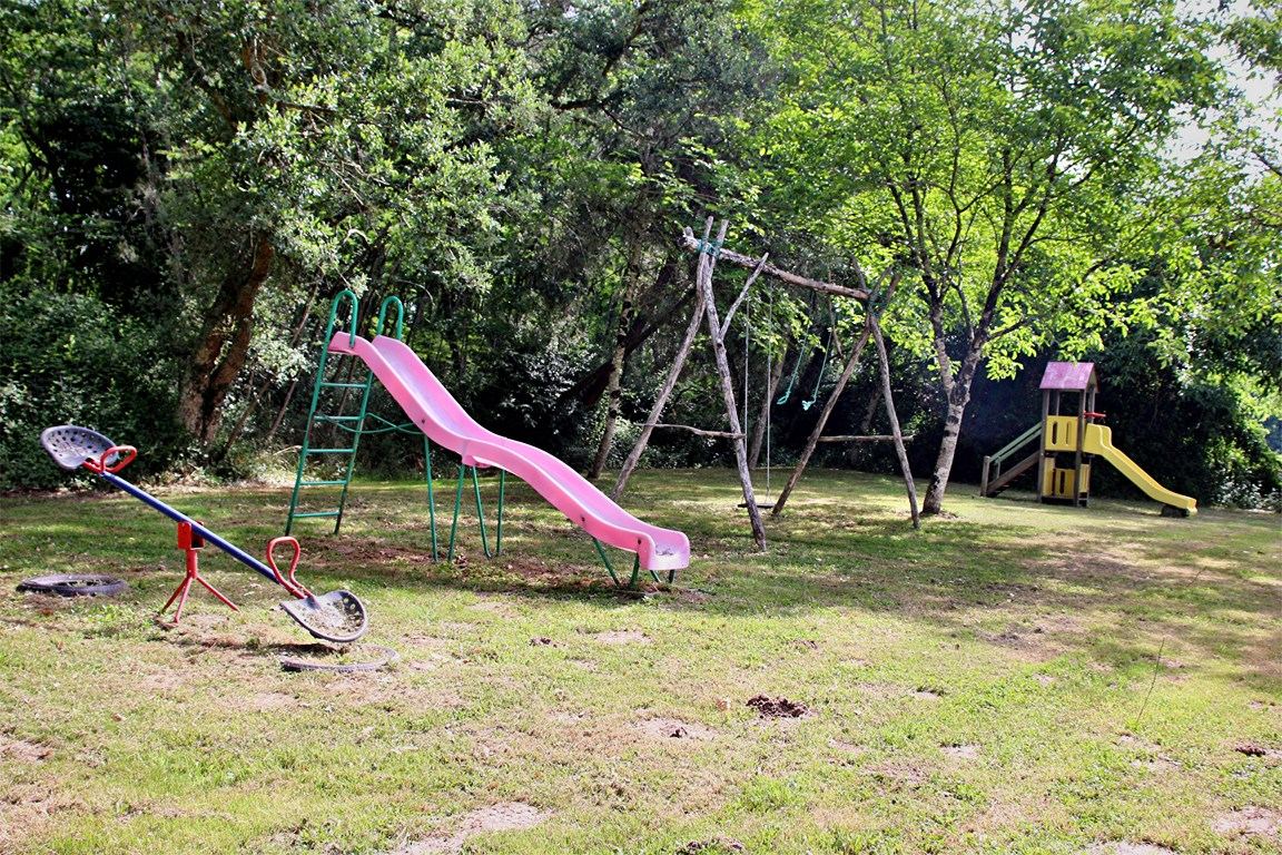 Aire de jeux pour enfants avec toboggans et balançoires dans le parc