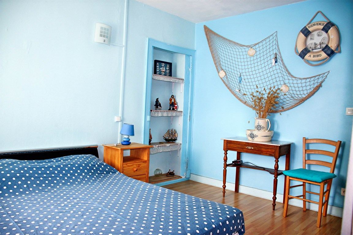 Chambre bleue à thème marin du gîte Le Planéra