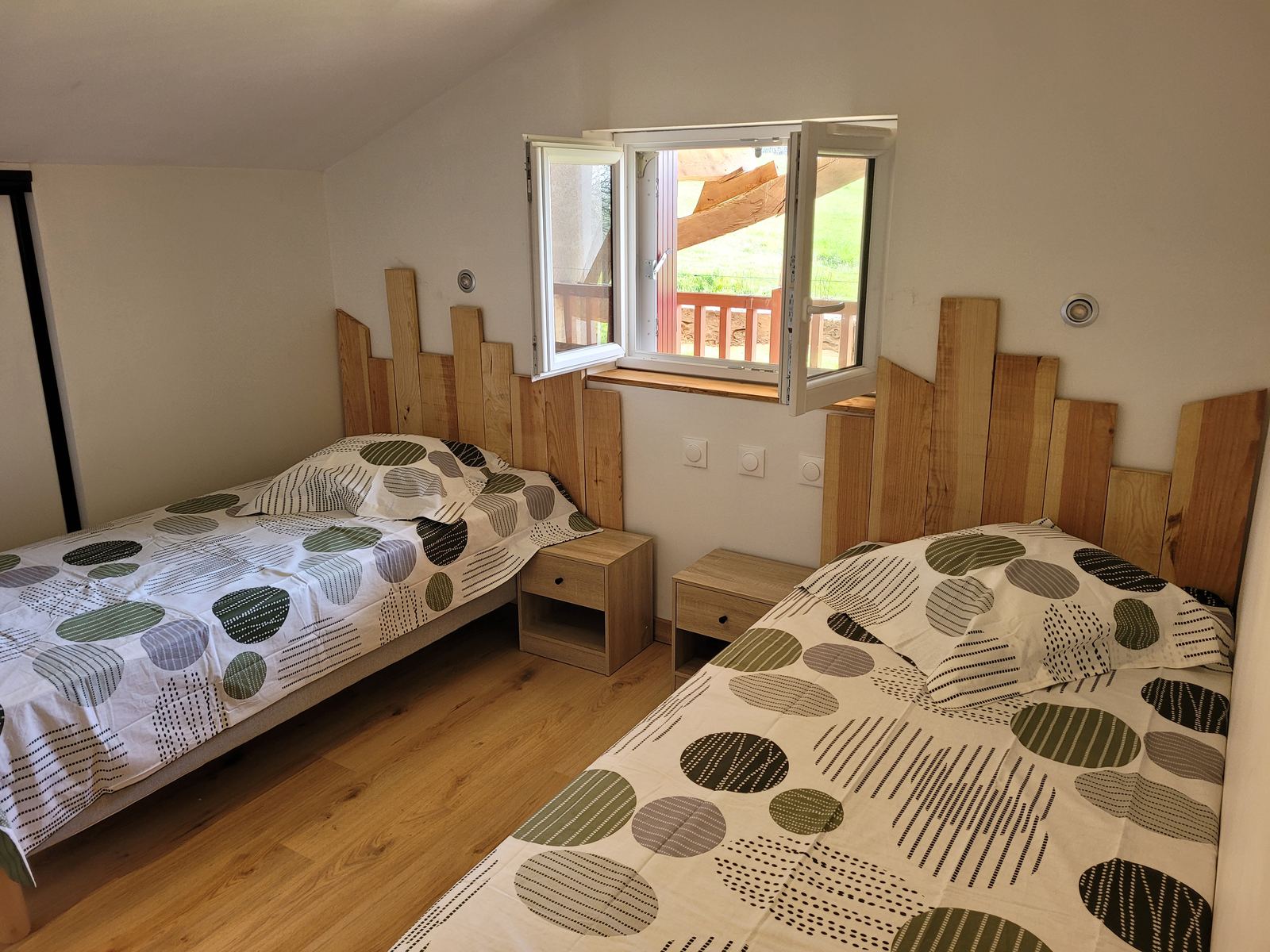 Chambre lumineuse du gîte Le Pommier avec accès direct à la terrasse