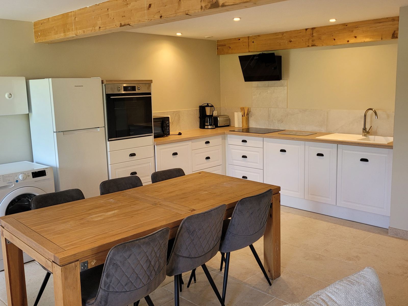 Cuisine équipée et moderne du gîte Le Pommier avec grande table à manger