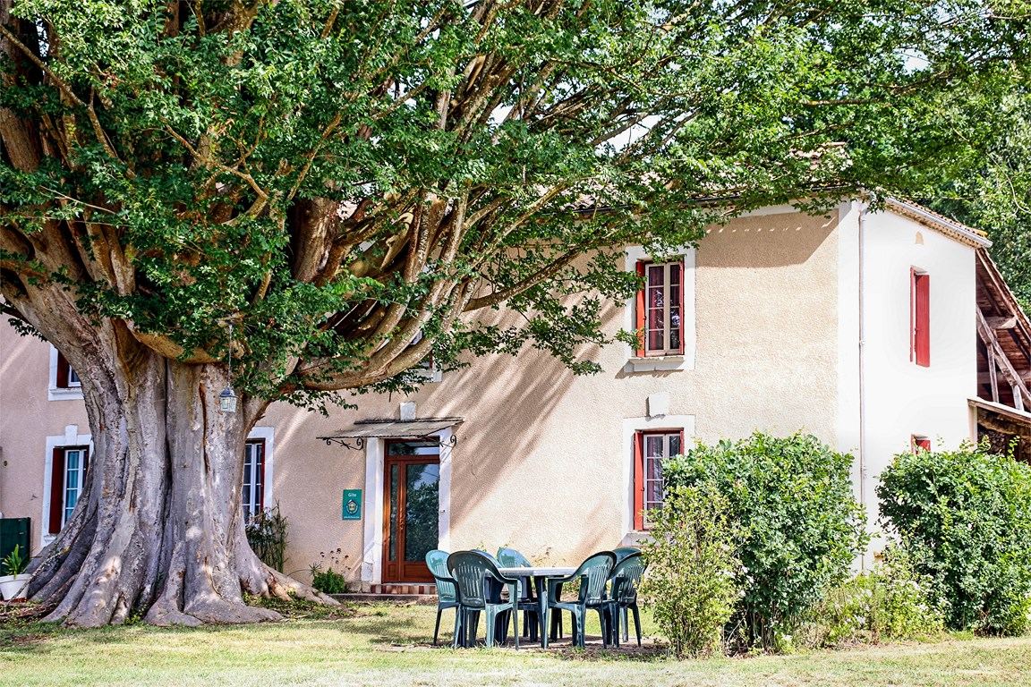 Façade extérieure du gîte Le Planéra avec vue sur les collines de Gascogne