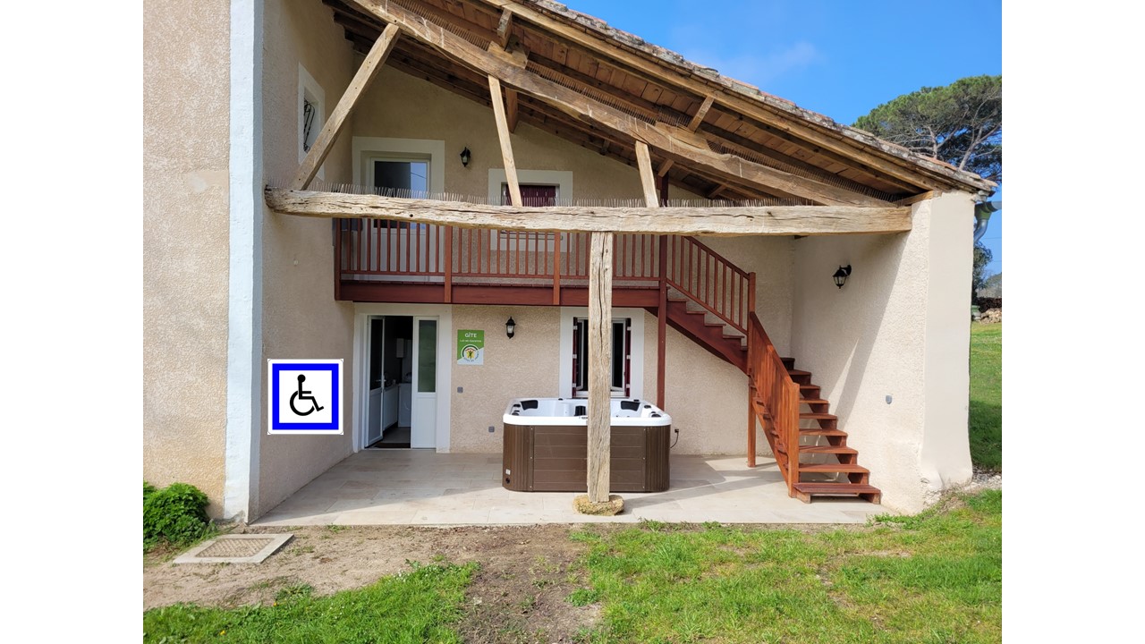 Façade extérieure du gîte Le Pommier avec accès PMR
