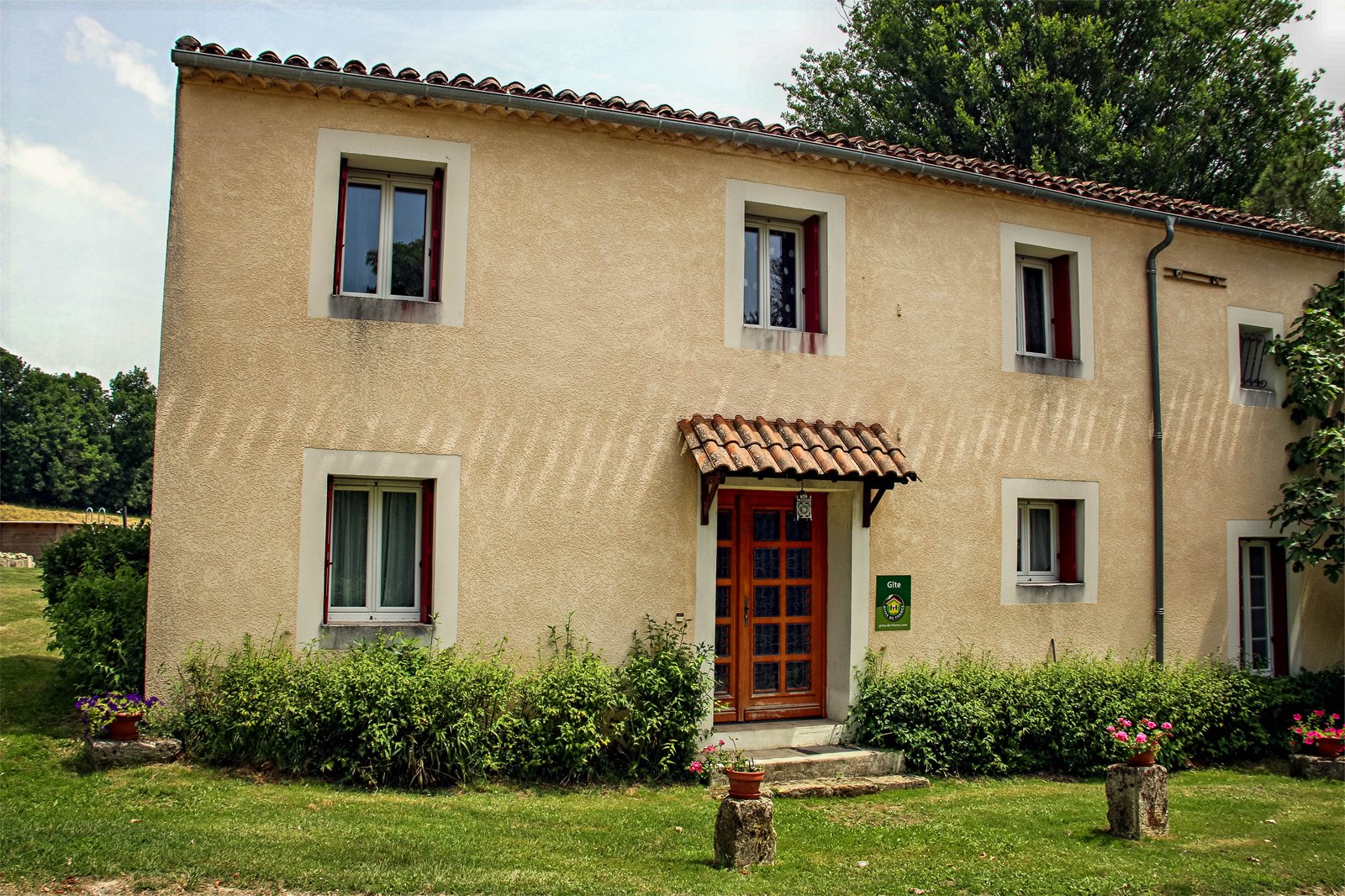 Façade extérieure du gîte Les Suriers à proximité du château de Poudenas