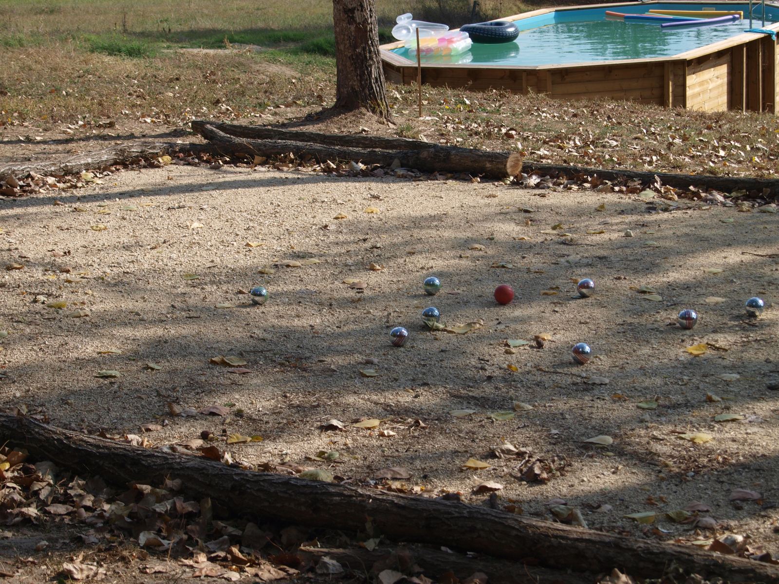 Terrain de pétanque ombragé près de la piscine du domaine
