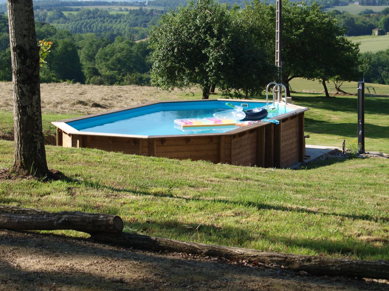 Baignade dans la piscine du domaine par une journée d'été