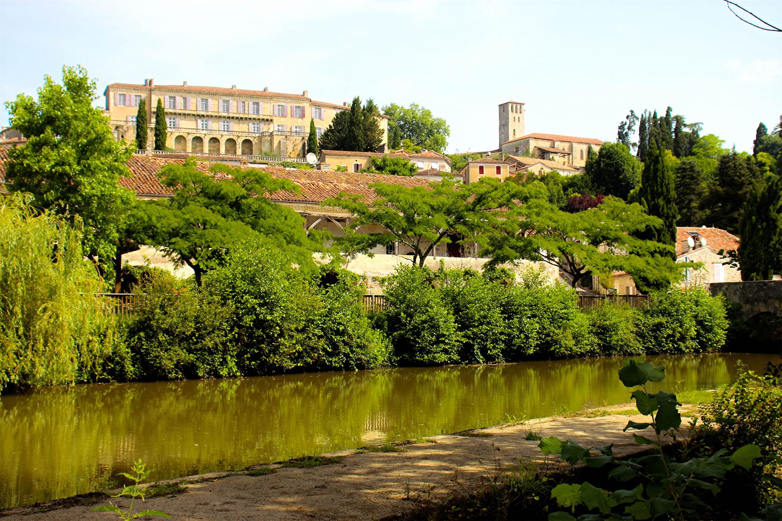 Le village de Poudenas et son château surplombant la rivière